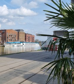 Foto: Flusschiff im Hafen